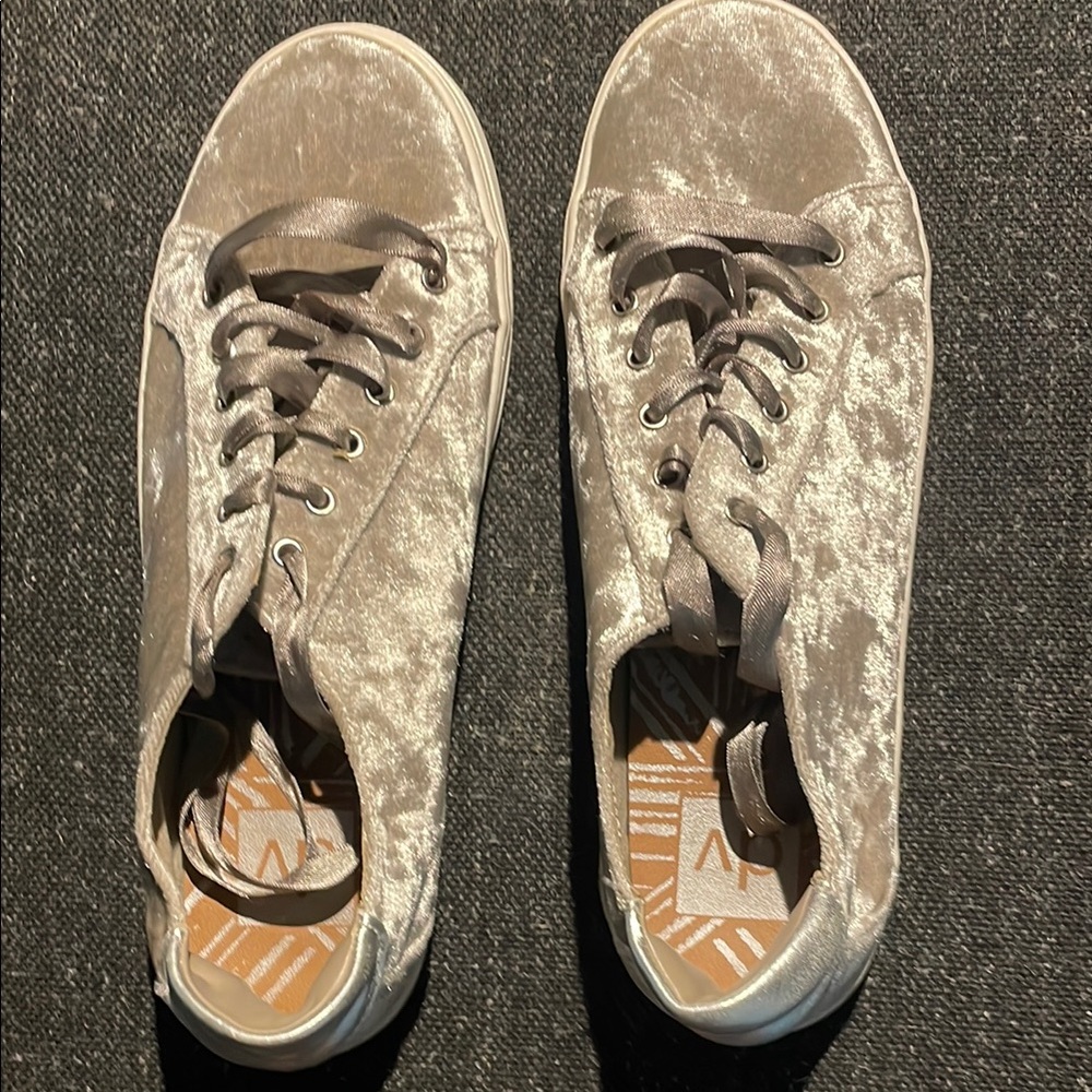 Dolce Vita Crushed Velvet Lace Up sneaker🌸